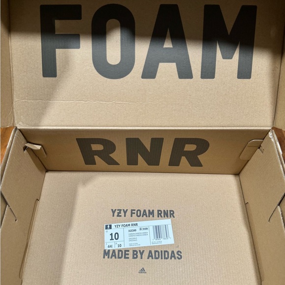 Yeezy Foam Runner “Carbon” - Picture 7 of 10